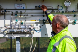 Paolo bij de waterstofinstallatie op The Green Village