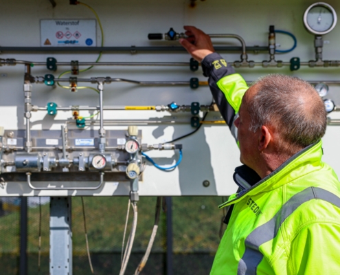 Paolo bij de waterstofinstallatie op The Green Village